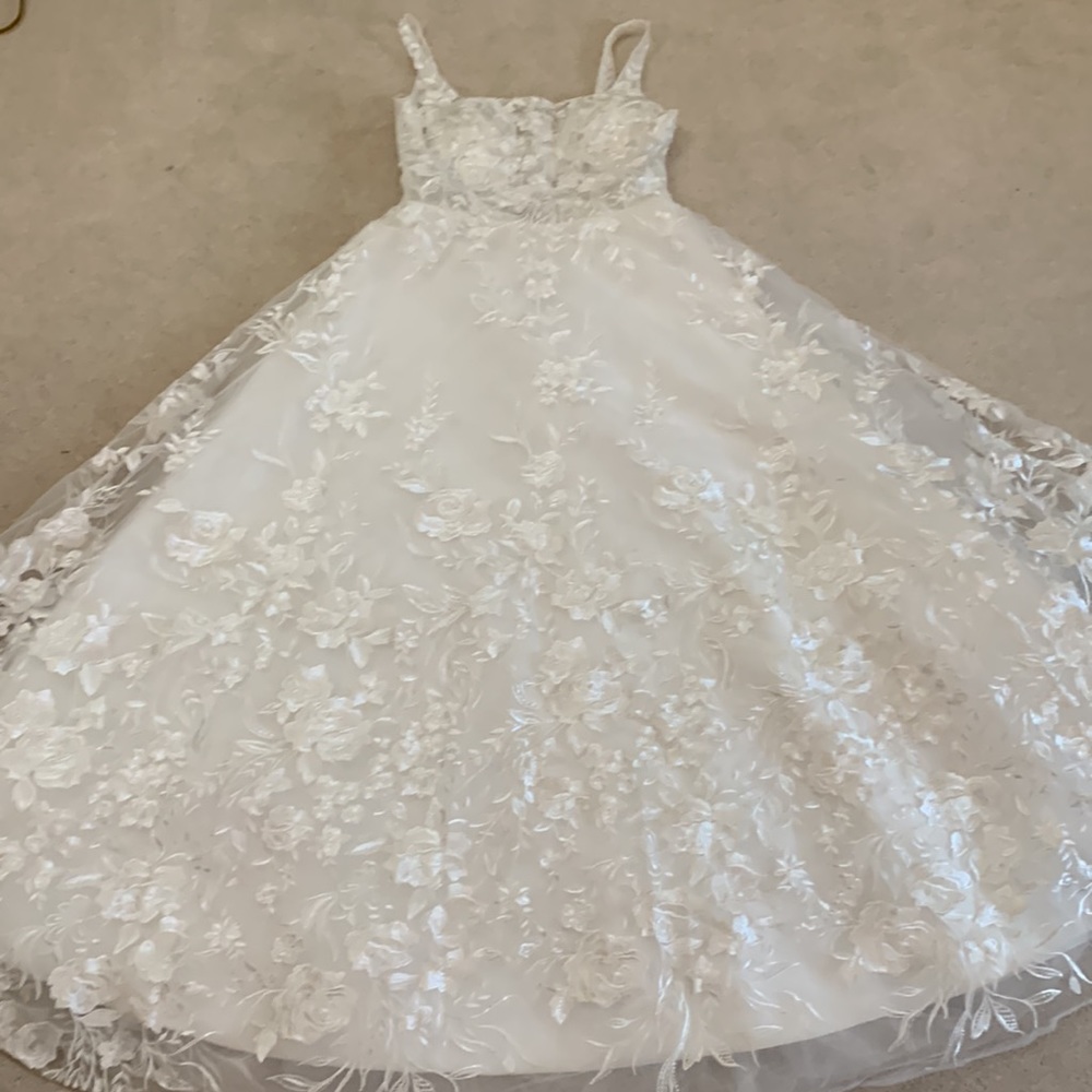 Wedding gown w/ beautiful floral embroidered tulle overlay & full skirt - Picture 12 of 16